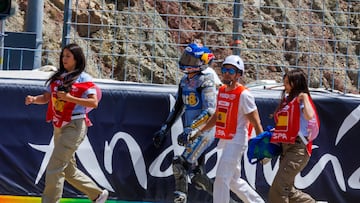 Álex Márquez a pie tras su segunda caída del día.