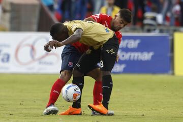 La primera mitad finalizó con los dos equipos jugando en la mitad del campo, sin profundidad y con poco juego ofensivo.