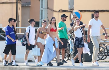 La cantante española sorprendió a los bañistas de una playa mallorquina con la grabación del videoclip de 'Despechá'. 