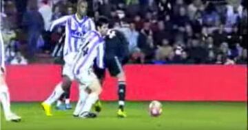 En una jugada similar a la de Riquelme, Arzo le metió mano al jugador del Real Madrid; sin embargo, el creativo español no reaccionó de la misma manera y el partido continuó con normalidad.