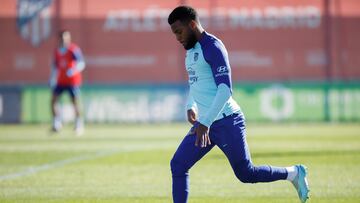 GRAF246. MADRID, 01/12/2022.- El centrocampista francés Thomas Lemar calienta junto a otros compañeros, durante el entrenamiento que celebró el equipo este jueves. EFE/ Atlético de Madrid - SOLO USO EDITORIAL/SOLO DISPONIBLE PARA ILUSTRAR LA NOTICIA QUE ACOMPAÑA (CRÉDITO OBLIGATORIO) -