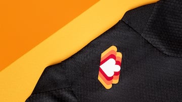 La Roma y Adidas presentaron la nueva equipaci¨®n alternativa para esta temporada. La nueva equipaci¨®n luce negra con el escudo de la Loba, que visti¨® el pecho romanista entre 1979 y 1997, y detalles art¨ªsticos recordando la ¨¦poca romana.