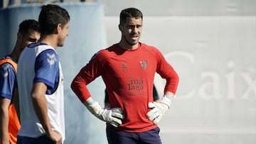 Rub¨¦n Y¨¢?ez trabajando en La Rosaleda.