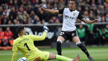 1x1 del Valencia Rodrigo y Parejo brillan antes de irse con la Roja