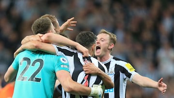 Jugadores del Newcastle celebran la clasificación para Champions League tras el empate contra el Leicester en la Premier League.