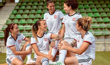 La segunda equipación de España se trata de una camiseta blanca, con diseño frontal y cuello redondo con detalles en rojo y azul marino. Ha sido también diseñada por las jugadoras durante los distintos encuentros que se han desarrollado con Adidas y los responsables de la RFEF. 