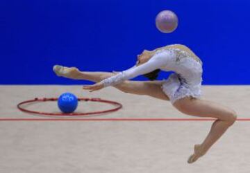 Marina Durunda realiza su ejercicio de pelota durante el campeonato de Europa de gimnasia rítmica celebrado en el Stadthalle de Viena.