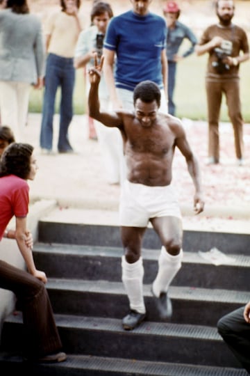 2 de octubre de 1974. Pelé se retira del fútbol tras jugar juega su último partido con el Santos. Fue en Ponte Preta en partido del Campeonato Paulista.