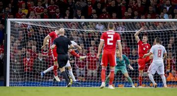 1-4. Sam Vokes marcó el primer gol.