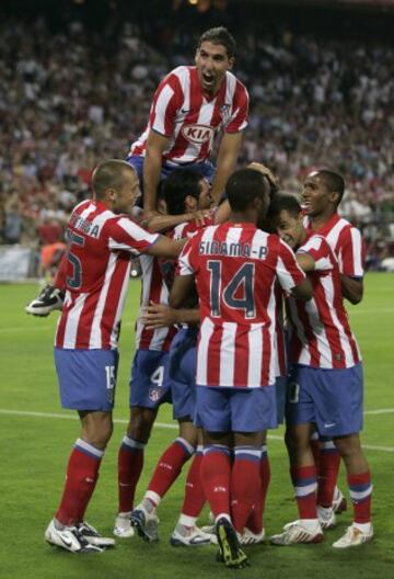 Raúl García celebra con los compañeros un gol al Schalke 04 en la Clasificación para la Champions en 2008.