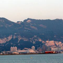 El misterio de Gibraltar: pocas mascarillas, mucha fiesta y ningún muerto