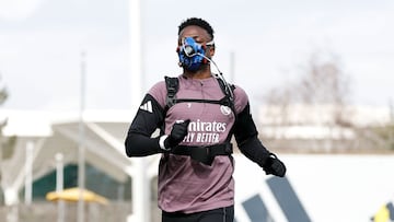 Vinicius, entrenando con las máscaras 'milagrosas' de Pintus.