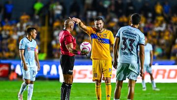 André-Pierre Gignac discute con el árbitro una jugada.