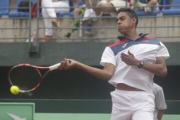 Santiago, 06 de marzo 2016. 
Jose Olivares de Republica Diminicana se enfrenta a Gozalo Lama en el ultimo partido de la serie de la Zona Americana de Copa Davis.   