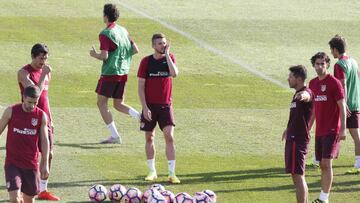 Simeone dirige la sesión de ayer.