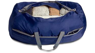 Esta bolsa de viaje ligera tiene 98 litros de capacidad y soporta hasta 22,7 kg