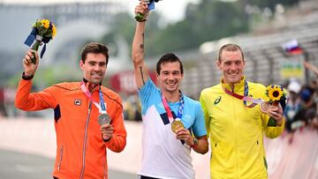 Tom Dumoulin, Primoz Roglic y Rohan Dennis posan en el podio de la prueba contrarreloj de ciclismo en ruta de los Juegos Olímpicos de Tokio 2020.