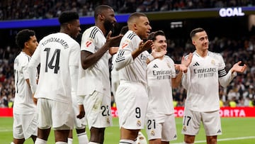 Los jugadores del Real Madrid celebran un gol.