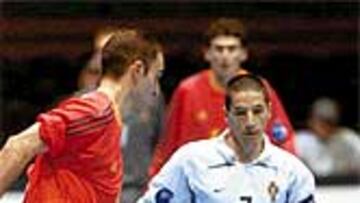 <B>PELIGRO.</B> Javi Sánchez trata de crear juego ofensivo de España.