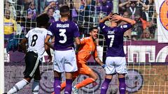 Fiorentina's Serbian forward Luka Jovic (R) reacts after failing to score a penalty against Juventus' Italian goalkeeper Mattia Perin (Rear C) during the Italian Serie A football match between Fiorentina and Juventus on September 3, 2022 at the Artemio-Franchi stadium in Florence. (Photo by Vincenzo PINTO / AFP)