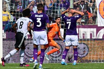 Jovic se lamenta por fallar un penalti ante la Juventus.