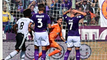 Fiorentina's Serbian forward Luka Jovic (R) reacts after failing to score a penalty against Juventus' Italian goalkeeper Mattia Perin (Rear C) during the Italian Serie A football match between Fiorentina and Juventus on September 3, 2022 at the Artemio-Franchi stadium in Florence. (Photo by Vincenzo PINTO / AFP)