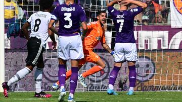 Fiorentina's Serbian forward Luka Jovic (R) reacts after failing to score a penalty against Juventus' Italian goalkeeper Mattia Perin (Rear C) during the Italian Serie A football match between Fiorentina and Juventus on September 3, 2022 at the Artemio-Franchi stadium in Florence. (Photo by Vincenzo PINTO / AFP)