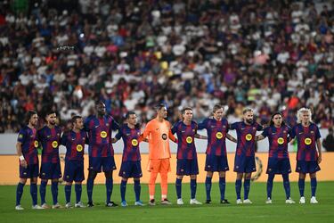 Jugadores de las Leyendas del Barcelona guardan un minuto de silencio por el fallecimiento del exfutbolista salvadoreño Jaime Rodríguez, previo al partido amistoso de exhibición entre las Leyendas del Barcelona y las Leyendas del Real Madrid en el Estadio Jorge "El Mágico" González de San Salvador.