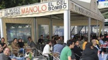 Manolo 'el del bombo' cierra su bar por la ley antitabaco