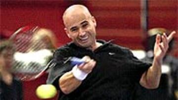 <B>ECHA EL RESTO</B>. Agassi quiere vencer el Masters de Madrid y se emplea a fondo para conseguirlo. Grosjean fue ayer su nueva víctima.