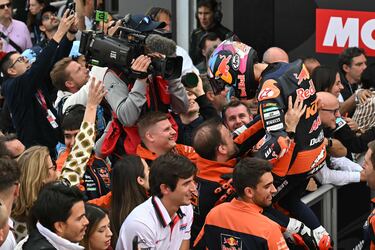Alvaro Carpe celebra su segunda plaza en la carrera de Moto3 del GP de la Comunidad Valenciana. 