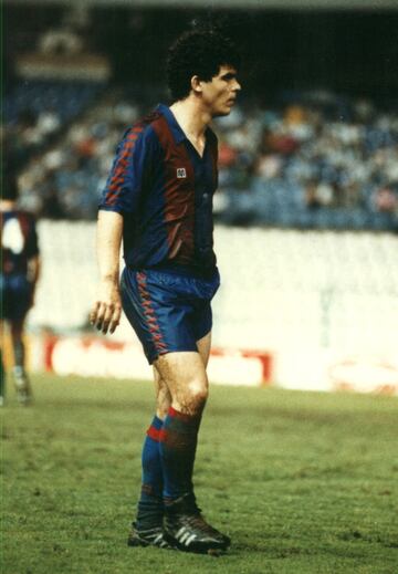 Jugó con el Barcelona la temporada 89/90