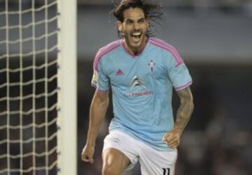 Larrivey celebra su segundo gol.