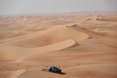 El piloto de Mini, Jakub Przygonski, de Polonia, y su copiloto, Timo Gottschalk, de Alemania, compiten durante la décima etapa. 