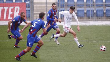 Gelabert conduce el bal&oacute;n durante el Castilla-Poblense. 