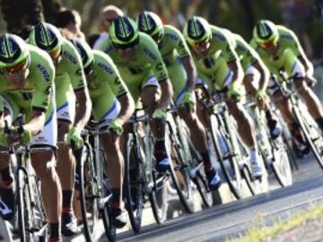 Los ciclistas del equipo  Cannondale , durante la primera etapa de la Vuelta Ciclista a España 2014, que en su 69 edición ha comenzado con una contrareloj por equipos de 12 kilómetros en la ciudad gaditana de Jerez de la Frontera.