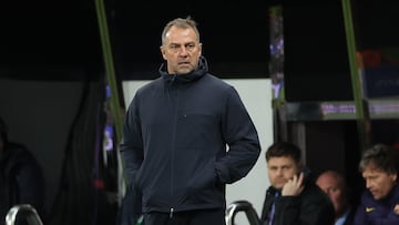 NEWCASTLE (United Kingdom), 10/03/2026.- Barcelona manager Hansi Flick looks on during the UEFA Champions League Round of 16 first leg match between Newcastle United and FC Barcelona, in Newcastle, Britain, 10 March 2026. (Liga de Campeones, Reino Unido) EFE/EPA/ADAM VAUGHAN
