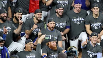 Dave Roberts se deshizo de todas las críticas al conseguir el séptimo título en la historia de los Dodgers, trofeo que llega tras 32 años de sequía.