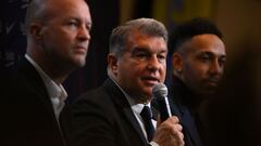 Barcelona&#039;s Spanish President Joan Laporta (C), flanked by Barcelona&#039;s new player Gabonese forward Pierre-Emerick Aubameyang (R) and Barcelona&#039;s Spanish sporting advisor Jordi Cruyff (L) speaks during a press conference for the official pre