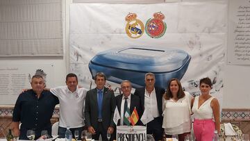 La mesa presidencial de la celebraci¨®n del sexto aniversario de la pe?a madridista de Albu?ol (Granada), que cont¨® con Tom¨¢s Roncero como invitado.