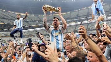 Lusail (Qatar), 18/12/2022.- Lionel Messi of Argentina (C) lifts the trophy as he celebrates with teammates and fans winning the FIFA World Cup 2022 Final between Argentina and France at Lusail stadium, Lusail, Qatar, 18 December 2022. (Mundial de Fútbol, Francia, Estados Unidos, Catar) EFE/EPA/Tolga Bozoglu
