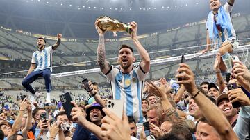 Lusail (Qatar), 18/12/2022.- Lionel Messi of Argentina (C) lifts the trophy as he celebrates with teammates and fans winning the FIFA World Cup 2022 Final between Argentina and France at Lusail stadium, Lusail, Qatar, 18 December 2022. (Mundial de Fútbol, Francia, Estados Unidos, Catar) EFE/EPA/Tolga Bozoglu
