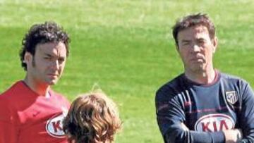 <b>CHARLA. </b>Santi y Abel hablan con Forlán en un entrenamiento.
