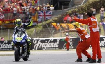 El piloto italiano Valentino Rossi, saluda a la afición tras finalizar la carrera de moto GP en cuarta posición.