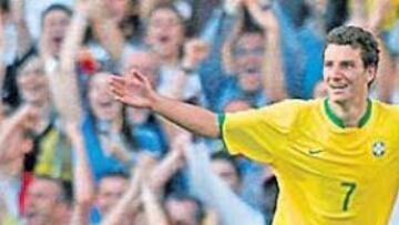 <b>GOLEADOR. </b>Elano con la camiseta de Brasil celebrando un gol. Este jugador es uno de los que más agrada a los dirigentes del club rojiblanco.