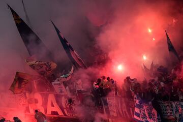 La afición del Marsella encendió el campo con bengalas