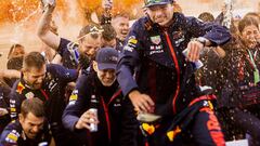 Verstappen celebra con el equipo Red Bull su victoria en Zandvoort.