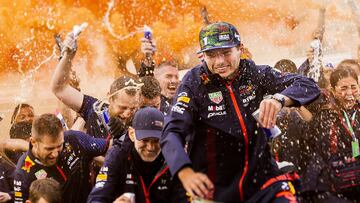 Verstappen celebra con el equipo Red Bull su victoria en Zandvoort.