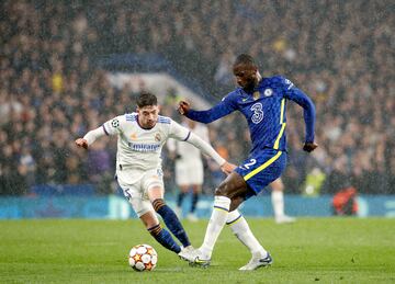 Fede Valverde pugna con Antonio Rüdiger en el encuentro de ida de la pasada temporada en Londres: el uruguayo viste las medias de color azul.