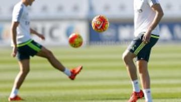 YA CON BALÓN. Benzema, en el entrenamiento de ayer en Valdebebas, con Cheryshev de fondo.